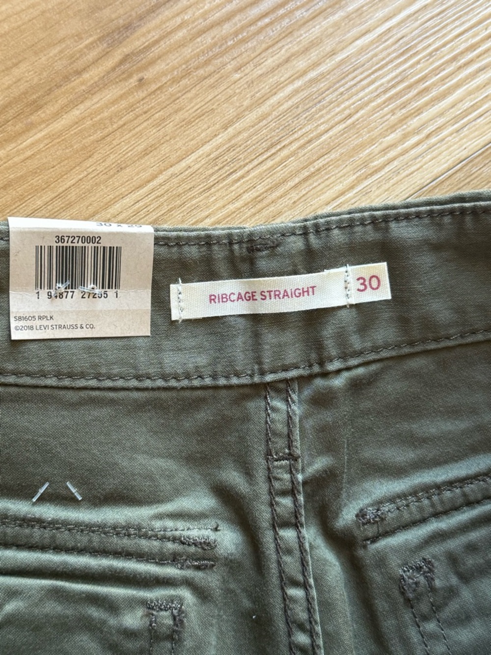 Levi's Olive Green Ribcage Straight Pants- size 30x29 - Picture 4 of 6